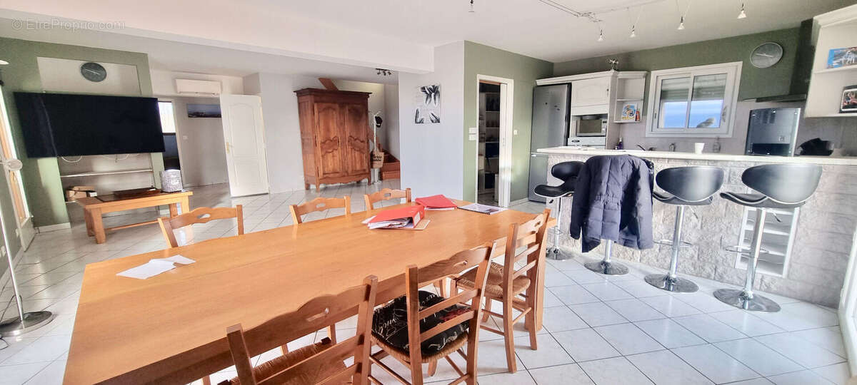 MUR-SUR-ALLIER / Maison à vendre avec 4 chambres, piscine et  grand garage ! - photo 4