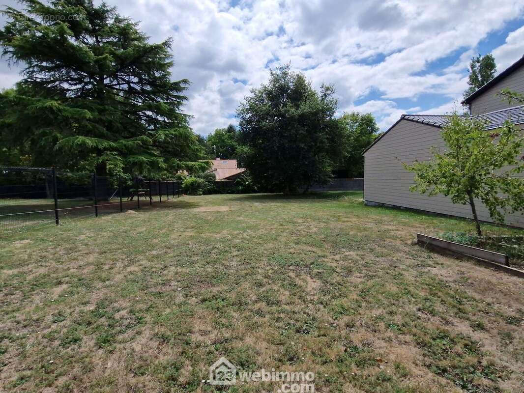 Terrain à LES CLOUZEAUX