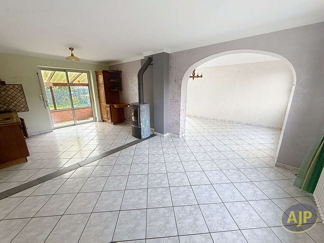 Maison à SAINT-MACAIRE-EN-MAUGES