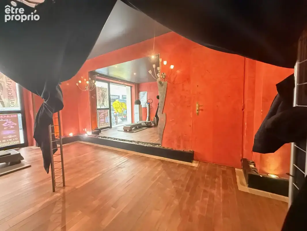 Toulon Centre proche Place D'armes Local commercial de 130m2 avec caves - photo 2