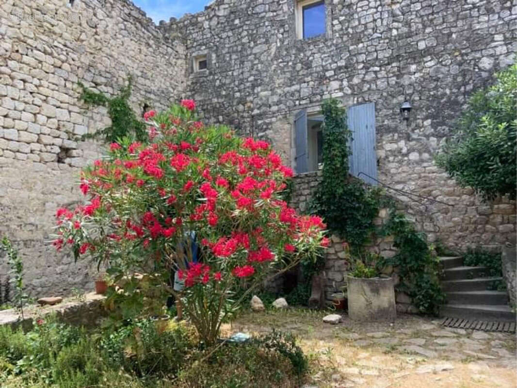 Maison à LA GARDE-ADHEMAR