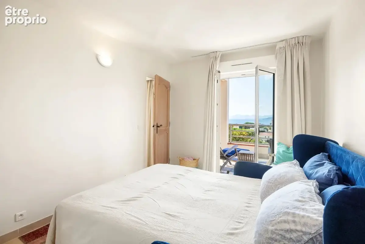 Exclusivité - Début Cap d'Antibes - Beau 3 pièces avec grande terrasse et vue panoramique mer - Piscine - Parc - Garage - Cave - photo 8
