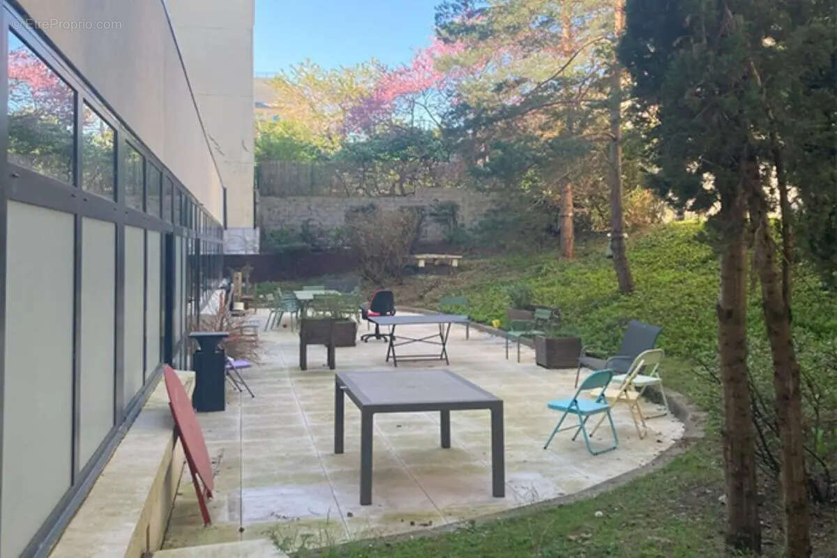 Commerce à SURESNES