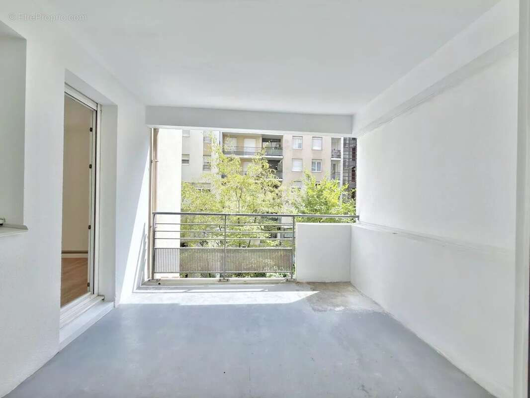 A VENDRE - 3 pièces avec une grande terrasse, cave et Parking - Faubourg de l'arche - photo 10