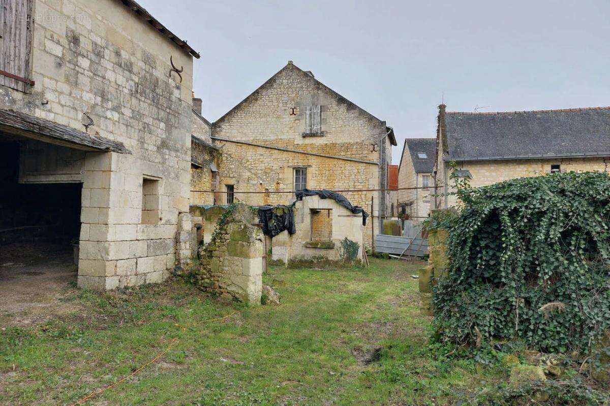 LERNÉ (37500) : Ensembles de Bâtisses à rénover (315 m2) - photo 4