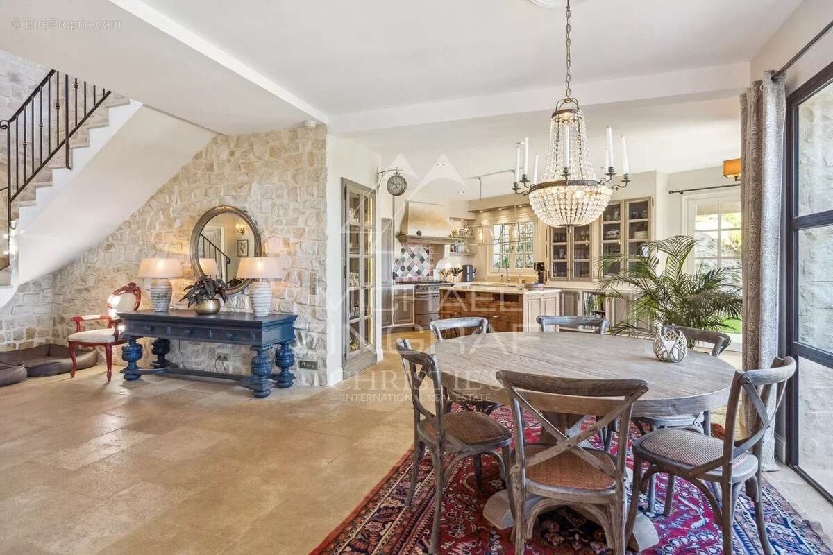 Maison à CHATEAUNEUF-GRASSE