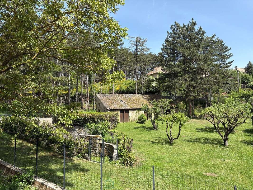Propriété d'exception  274 m² habitables + 699 m² de dépendances et garages - photo 5