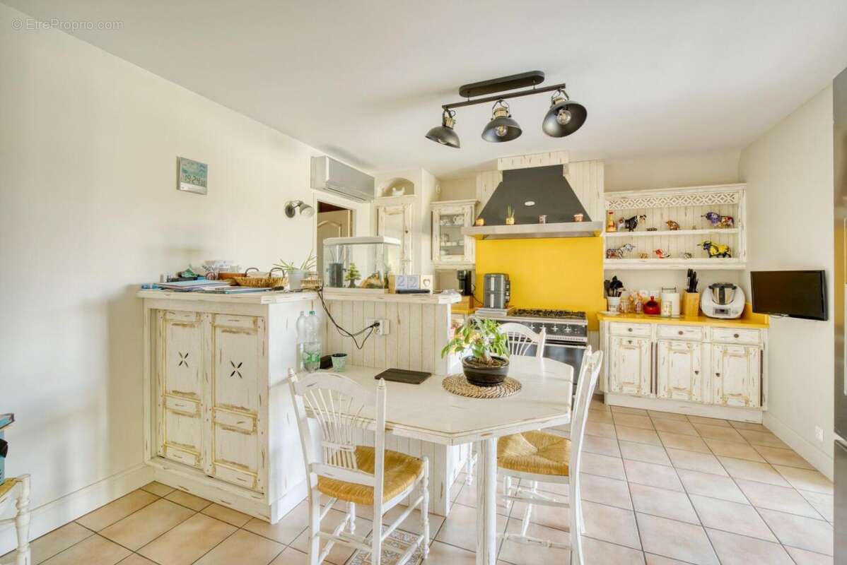 Maison 217 m² à Saintes  - photo 5