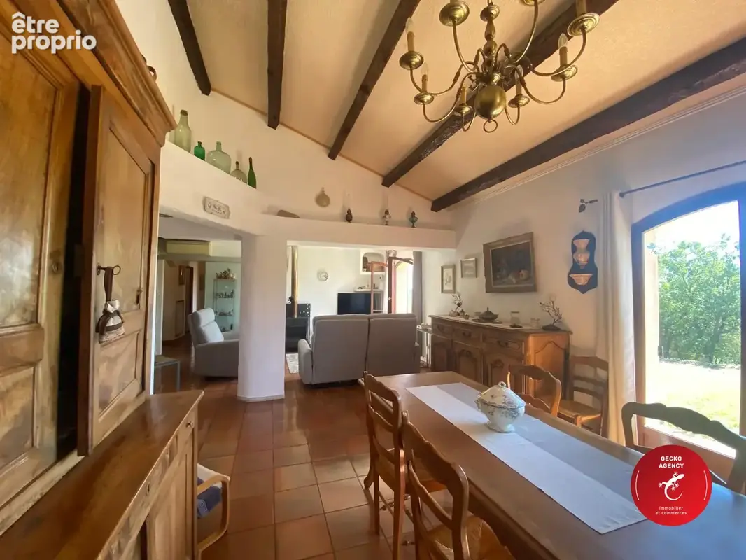 Salle à manger villa principale