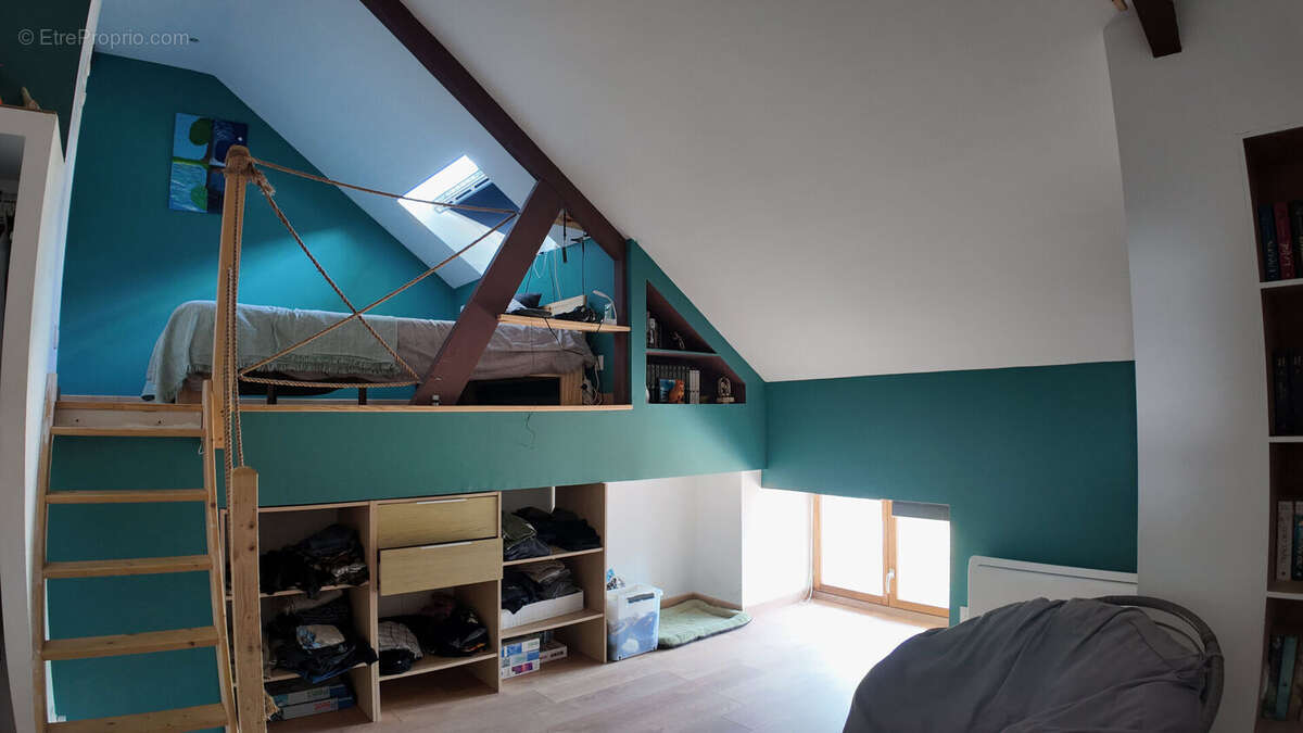 NISTÈRE: Pleyben. Ancienne école de 240 m² avec 6 chambres, jardin et garage. - photo 9