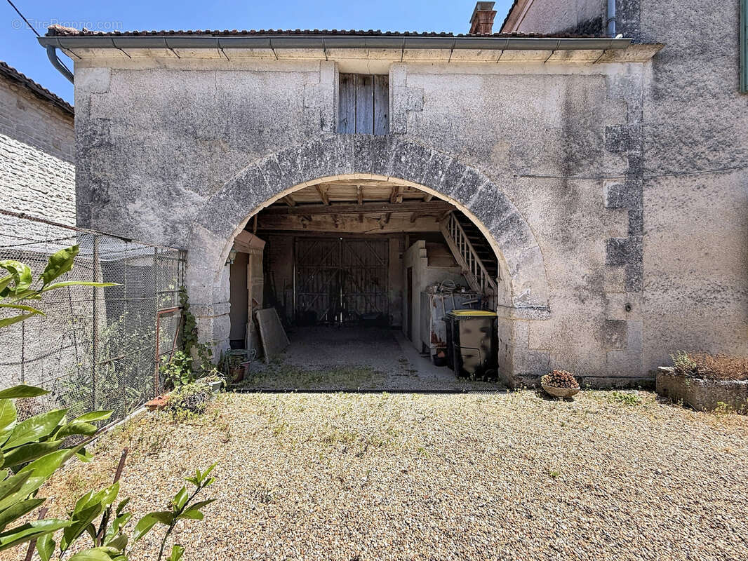 20KM NORD ANGOULEME Maison charentaise de caractère avec dépendances - photo 2