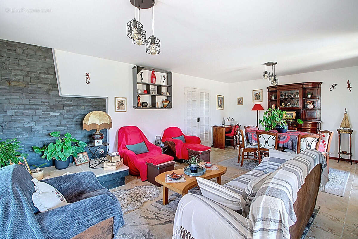 A VENDRE EN EXCLUSIVITE ! À  SAINT ANTONIN DU VAR Maison - 6 pièces 153 m2 sur un terrain de  1200 m2 avec piscine - photo 8