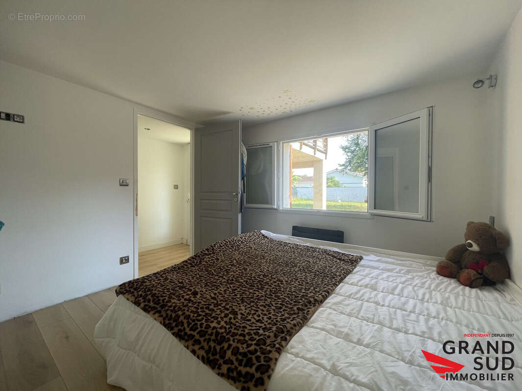 Maison 135 m² à Carignan-De-Bordeaux  - photo 7