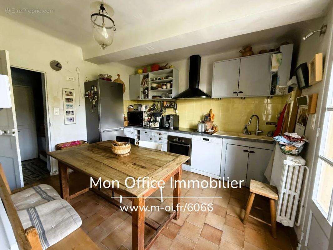Référence : 6066-ANC - Bastide familiale avec dépendances et grand terrain à pied de La Tour d'Aigues - photo 7