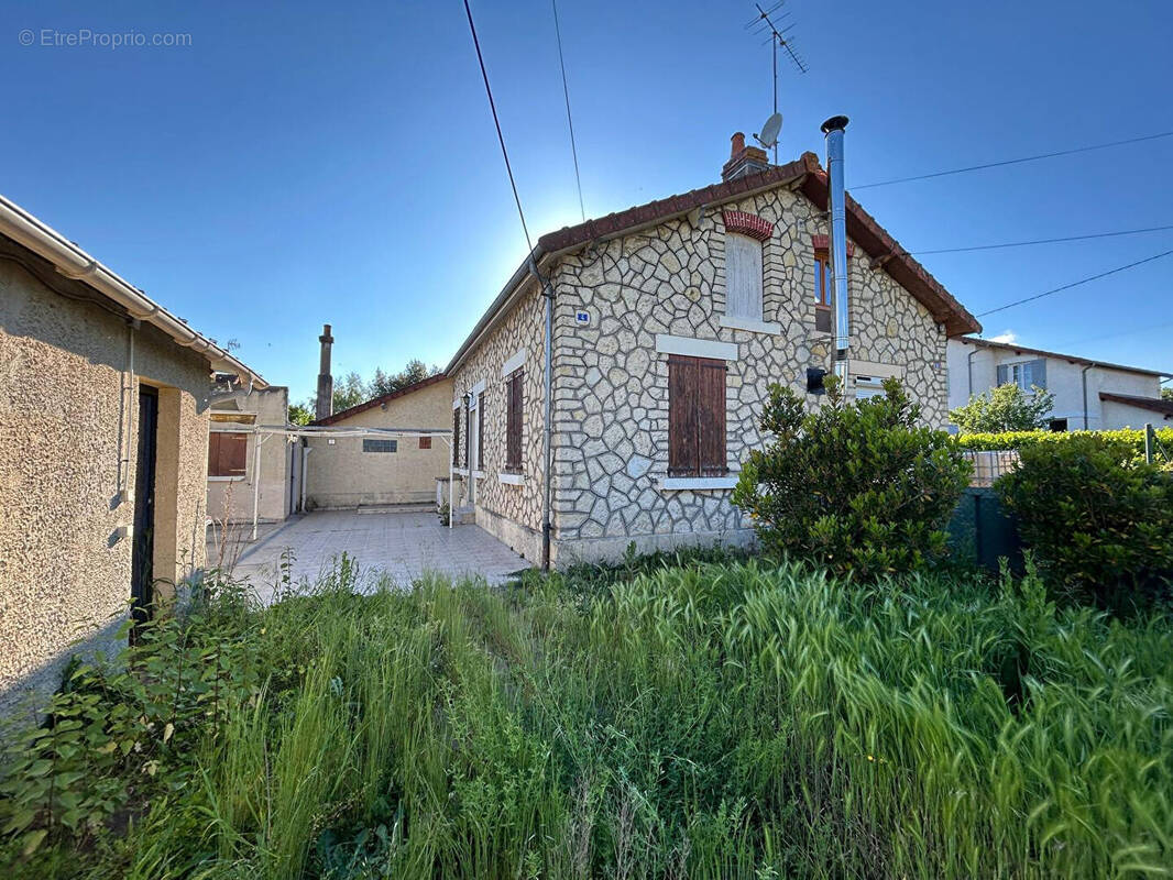 Maison à MARSEILLES-LES-AUBIGNY