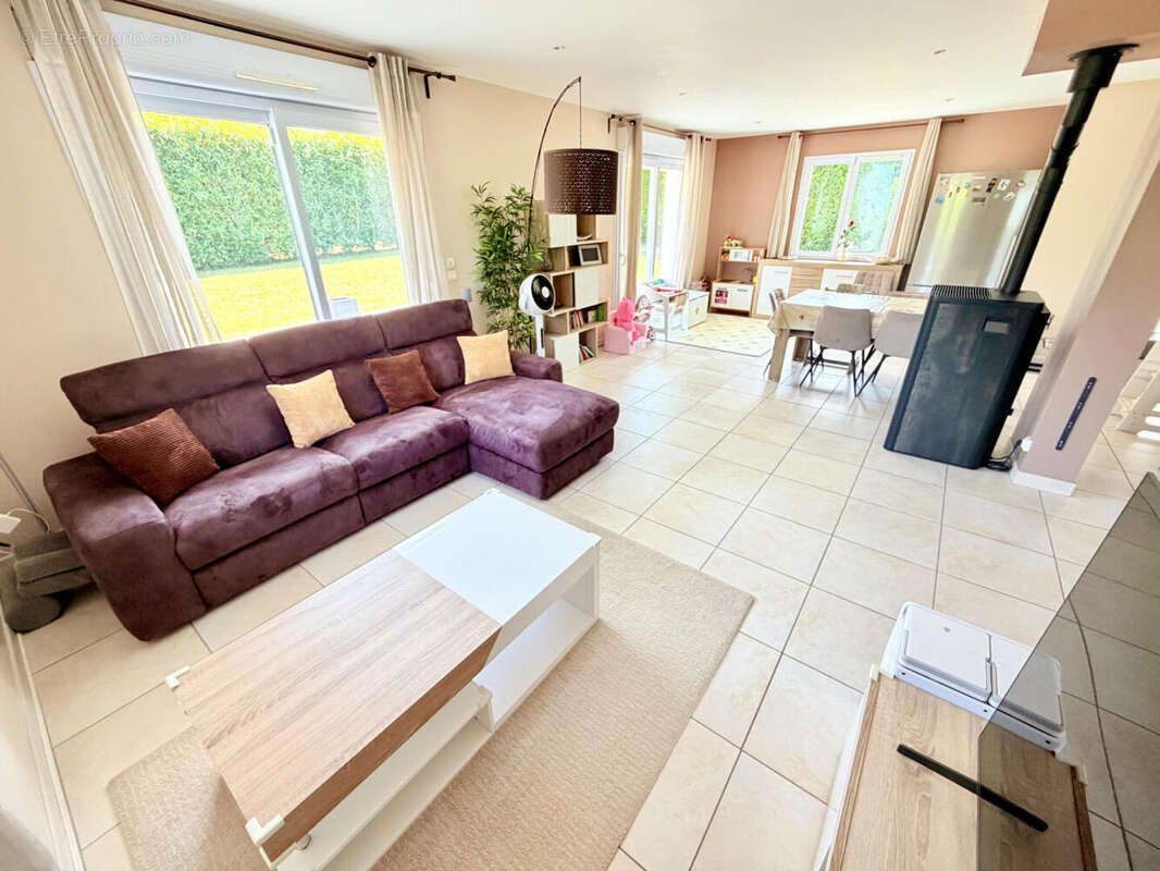 salon (1) - Maison à VALLEIRY