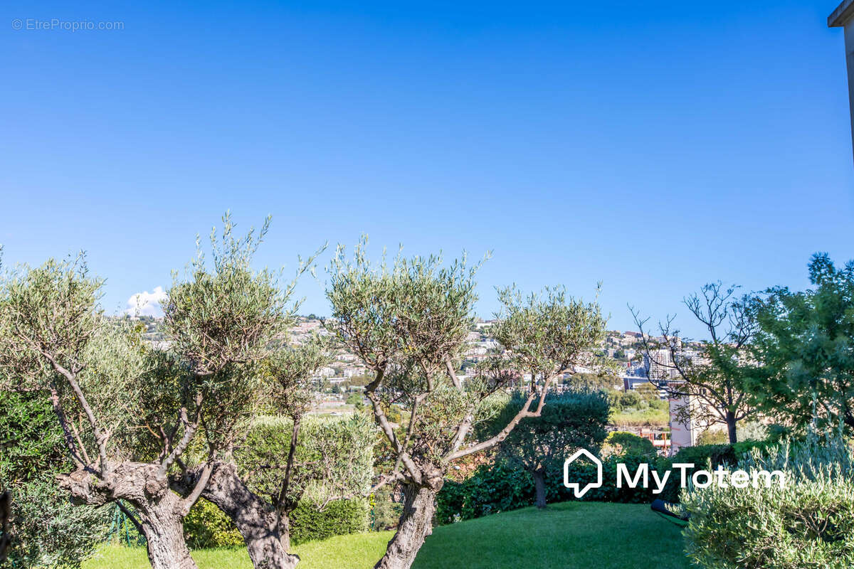 Appartement à SAINT-LAURENT-DU-VAR