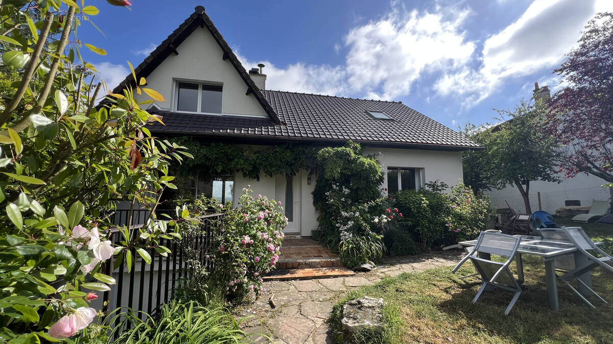 Maison à NEAUPHLE-LE-CHATEAU