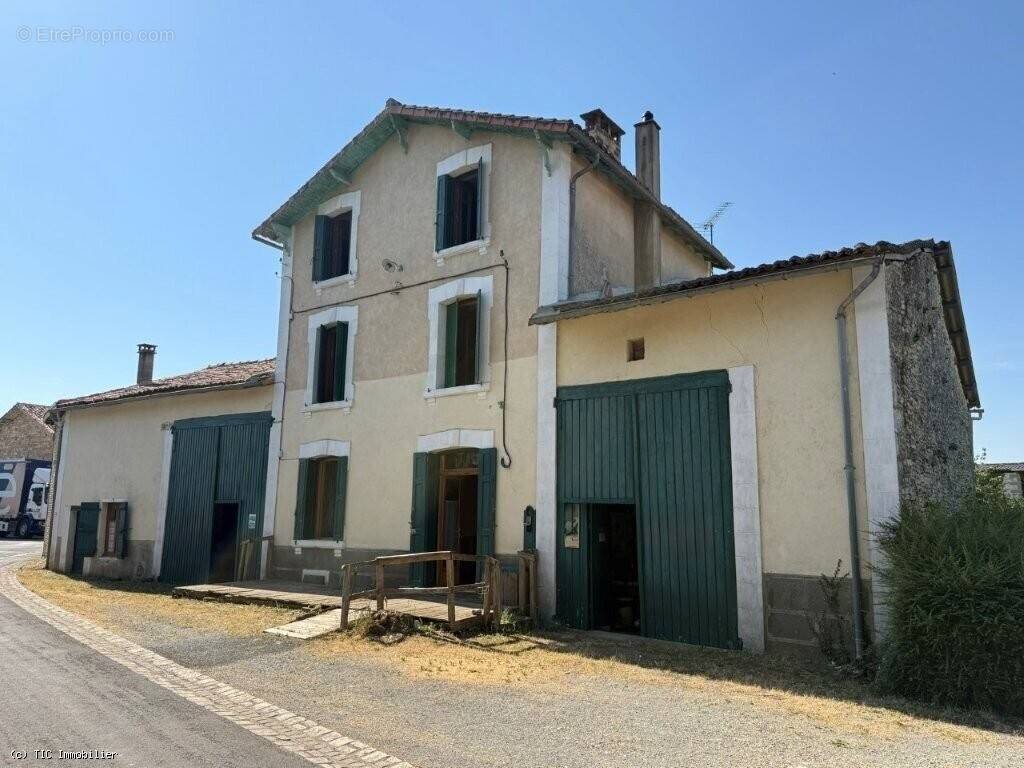 Maison à AUNAC