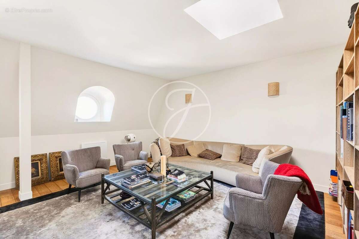 Appartement à PARIS-16E