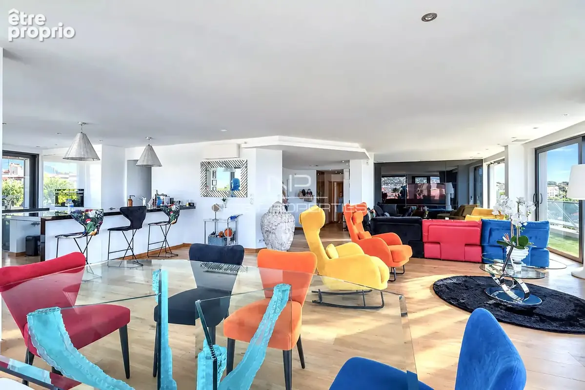 JUAN-LES-PINS Superbe penthouse - 350m2 terrasse vue mer - photo 6