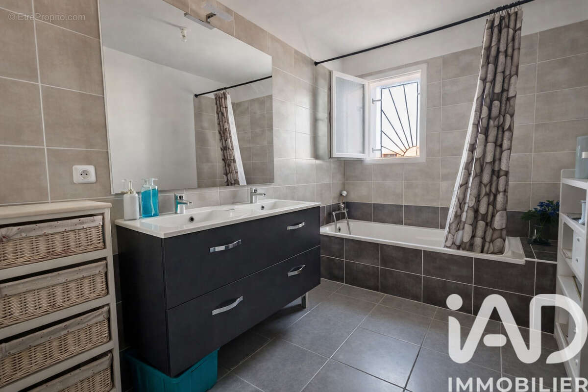 Maison 92 m² à Trouillas  - photo 9