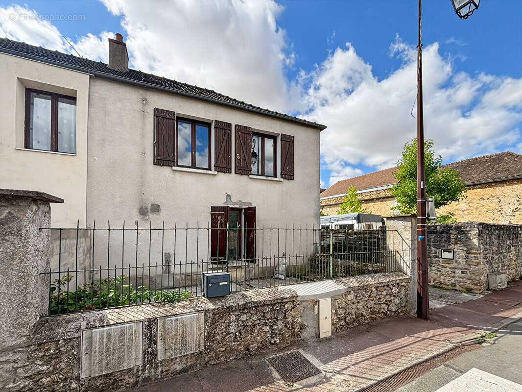 Maison 3 pièces 87 m² · à Fontenay-le-Vicomte · 86,5 m² · 185 000 €