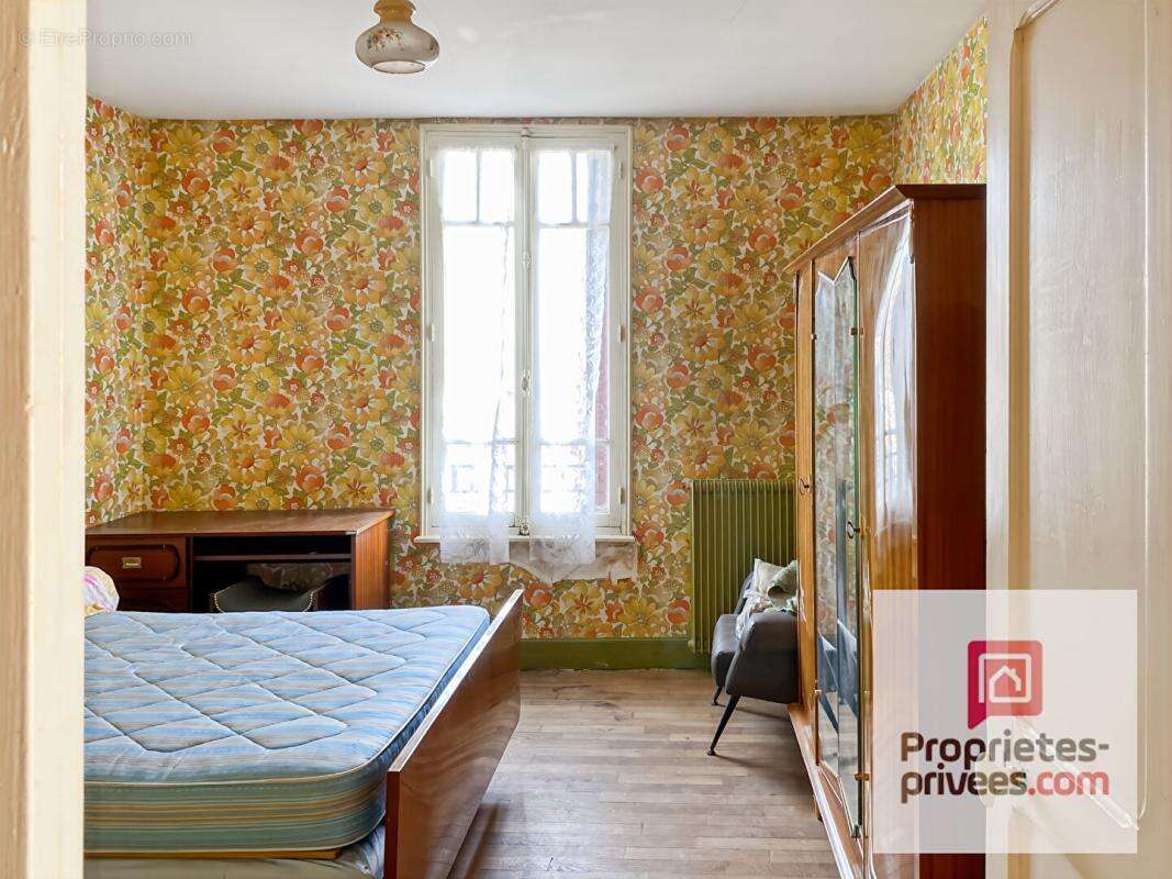 VIEUX-CHATEAU à vendre deux maisons à rénover avec grand terrain et double cour , et dépendances - photo 8