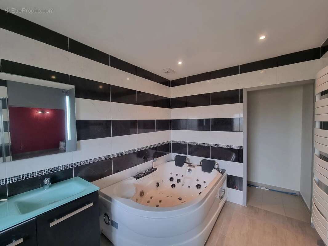Spacieuse ferme offrant quatre chambres sur 8800m² de jardin - photo 8