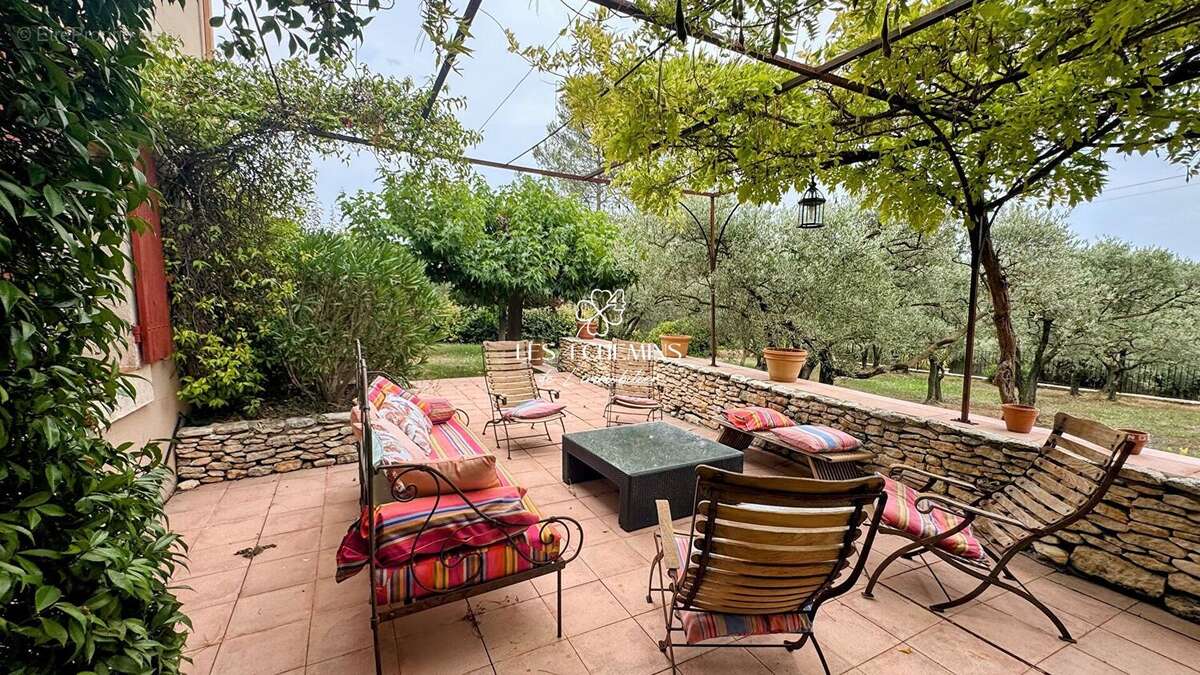 A vendre bastide d'environ 250 m²  6 pièces + T2 sur 4000 m2 - photo 6