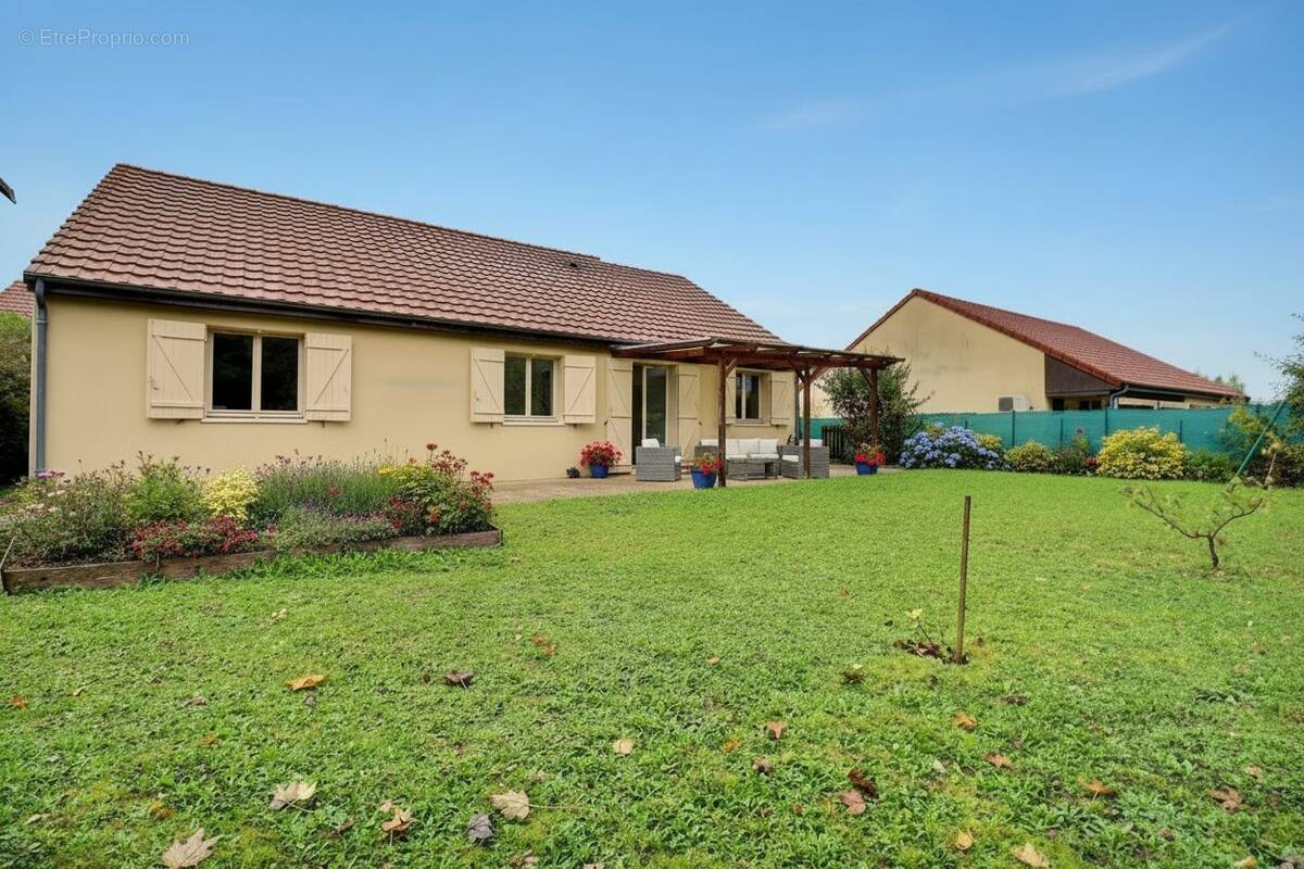Maison à PERIGNAT-LES-SARLIEVE