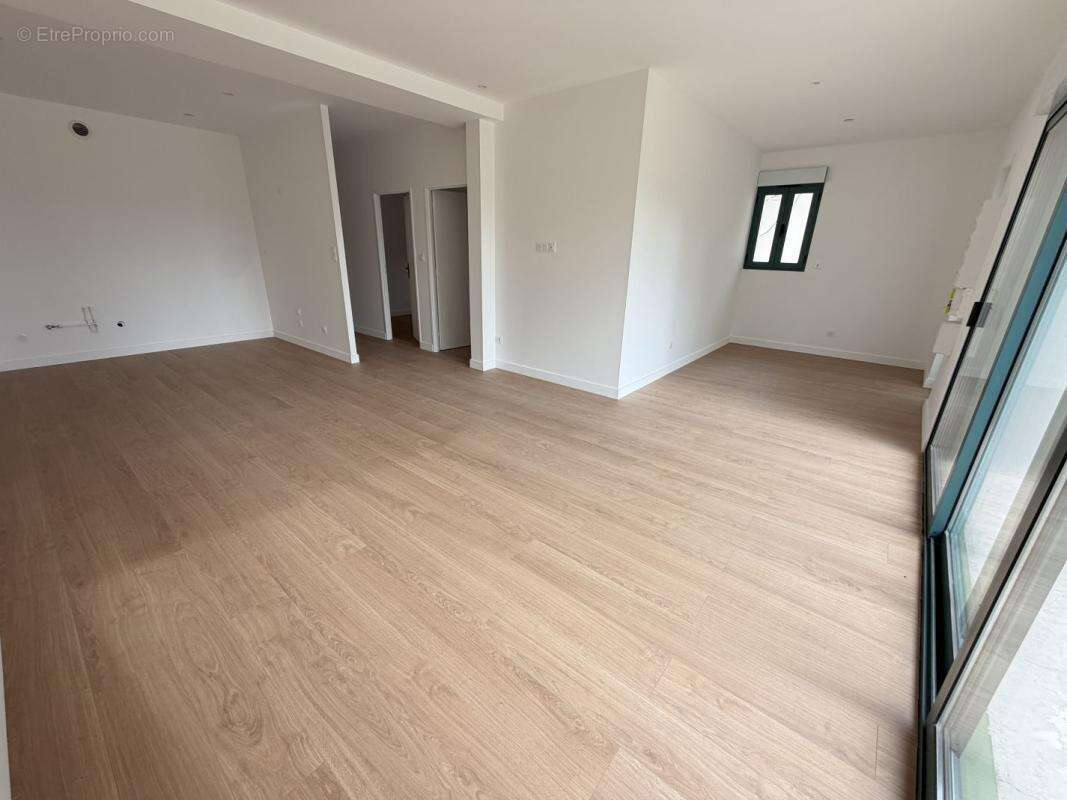 Appartement à SAINT-PAUL-DE-VARAX