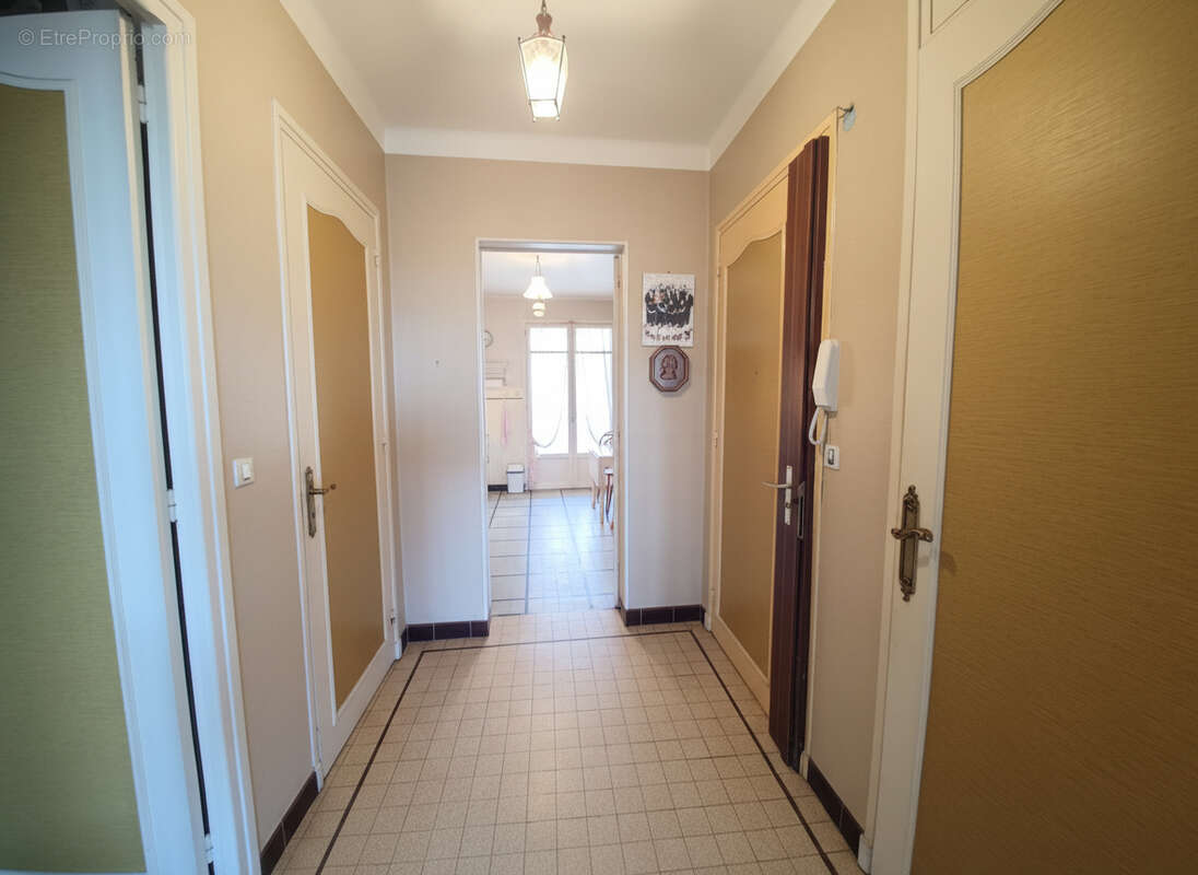 T2 ou T3 - Emplacement premium - ascenseur, cave + chambre de bonne - photo 10
