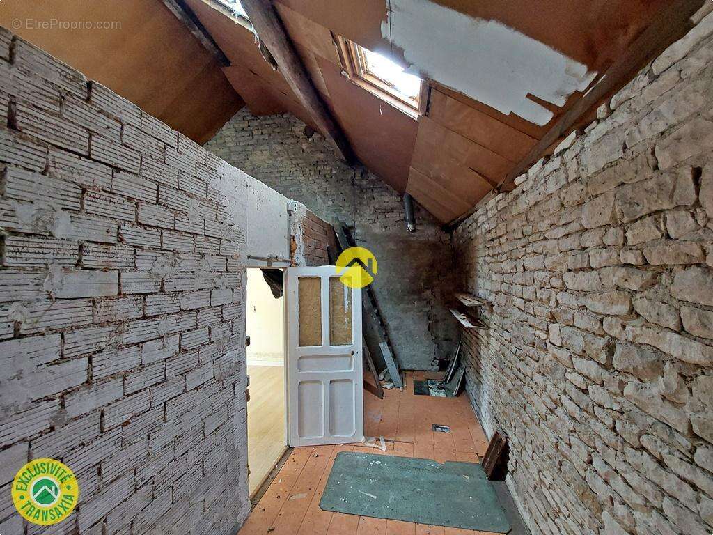 Maison avec dépendance et terrains - photo 16