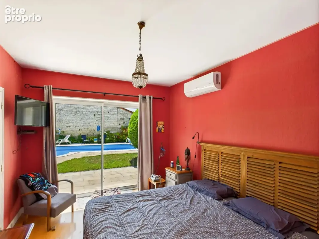 A proximité de Ruffec, magnifique maison en pierre de caractère offrant cinq chambres avec jardin, piscine et dépendances - photo 7