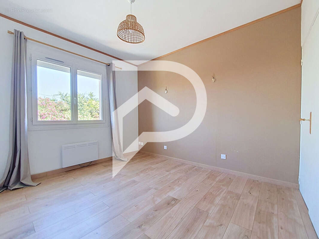 Appartement  T4 80m²  terrasse et parking - photo 12