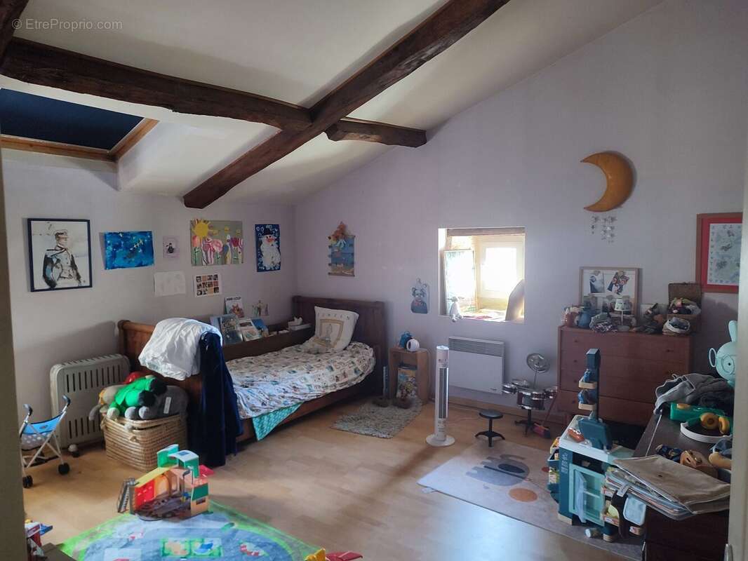 Maison à NIEUL-LE-VIROUIL