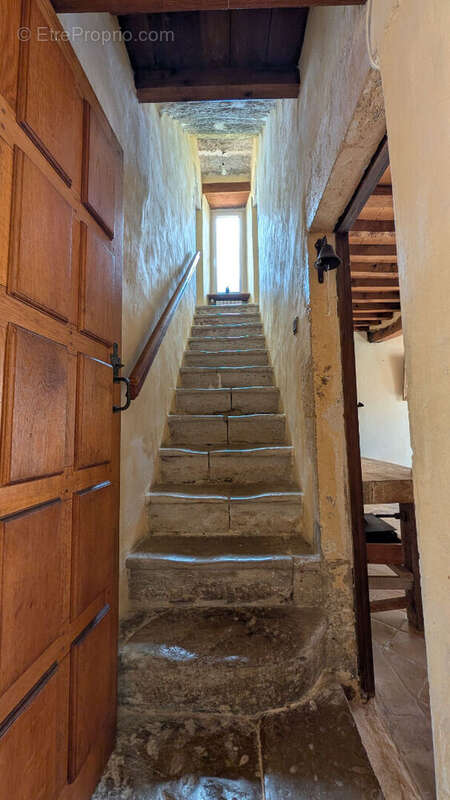 Maison de caractère du XVIIIème siècle avec jardin et dépendances ! - photo 7