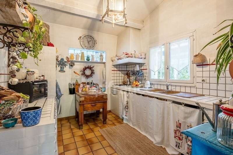 Maison à vendre 4 pièces CEYRESTE (13) sur 110 M2 de terrain, grande piscine, garage, parkings - photo 5
