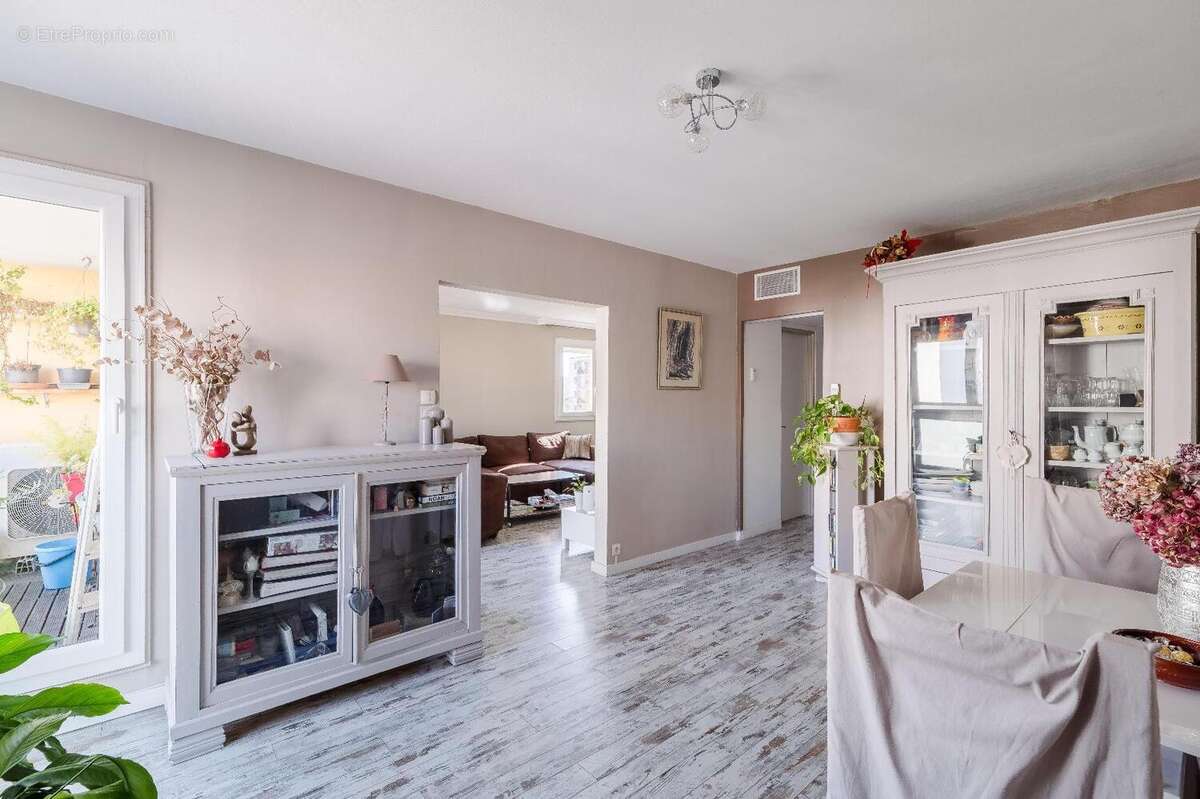 Appartement 95 m² à Decines-Charpieu  - photo 3
