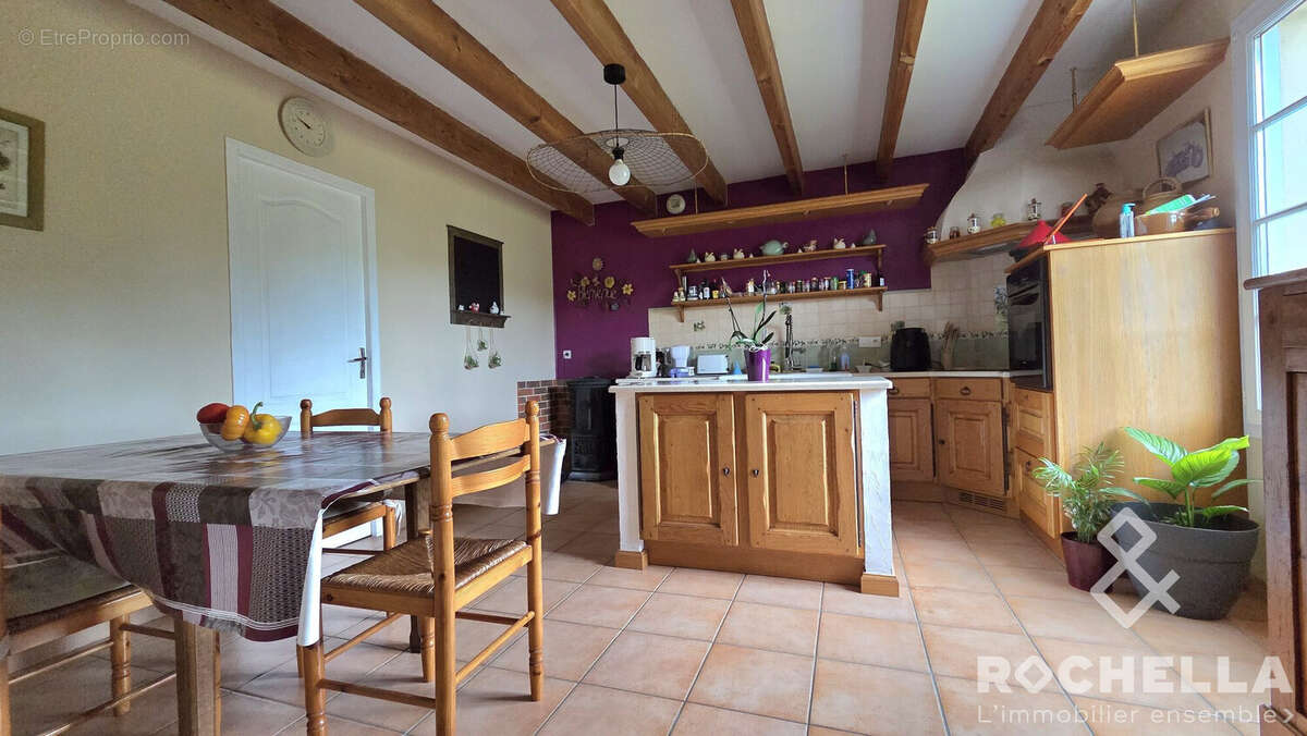 Cuisine aménagée et équipée - Maison à SAINT-PARDOULT