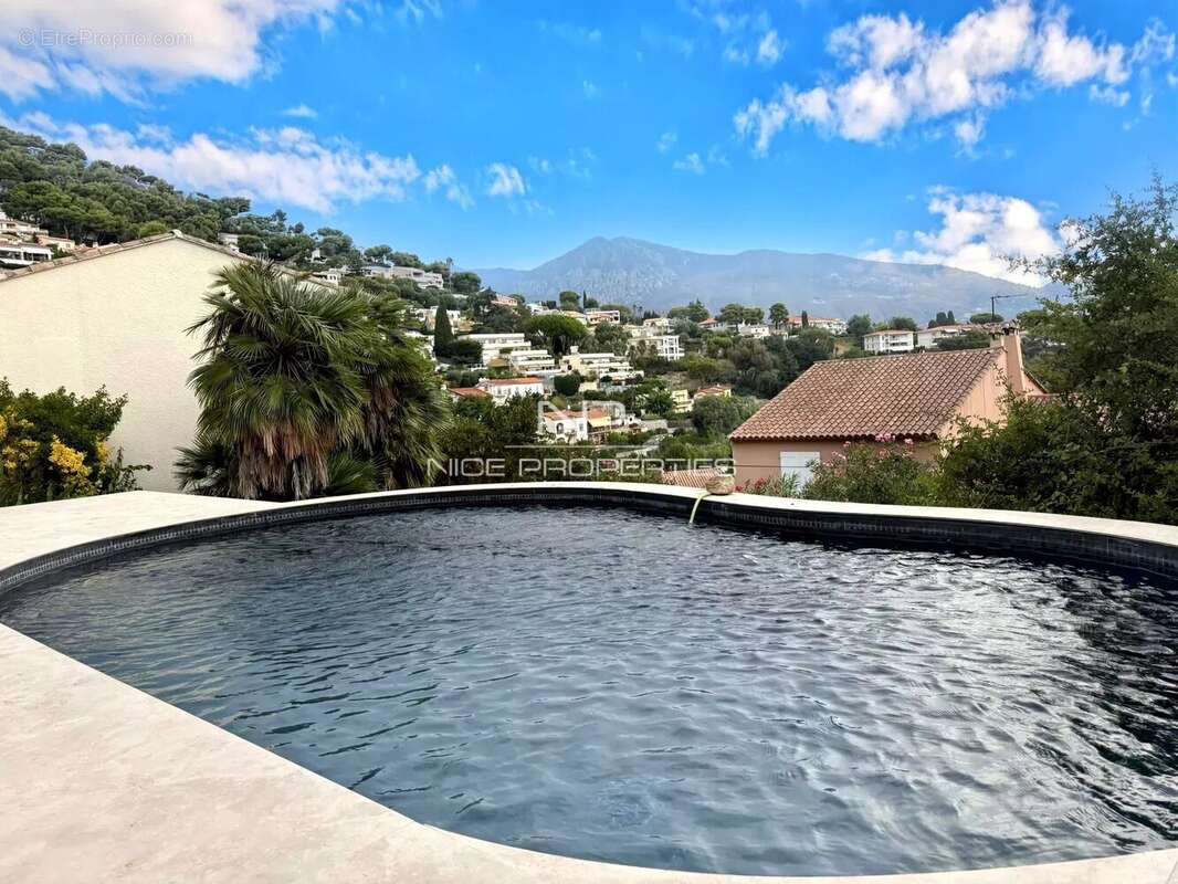 Roquebrune Cap Martin, Villa rénovée avec piscine et vue mer, dans cadre privilégié - photo 3