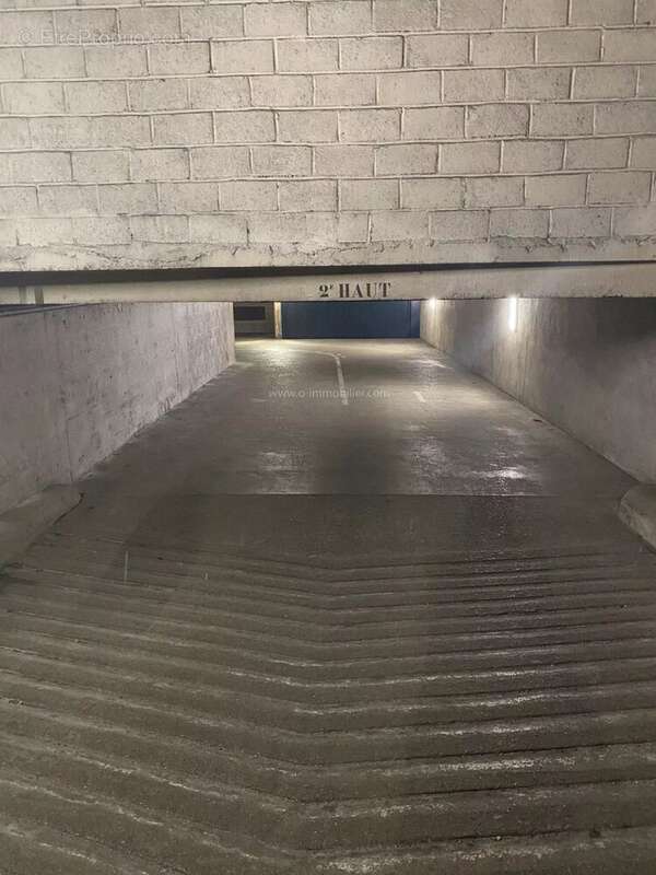 Parking à PARIS-11E