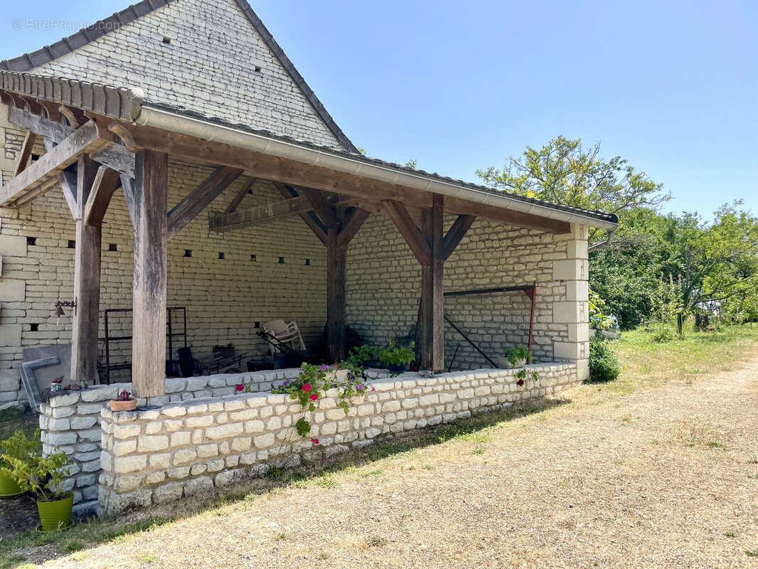 Fermette renovée avec superbe pigeonnier et dependances - terrain de 6841 m2 - photo 8