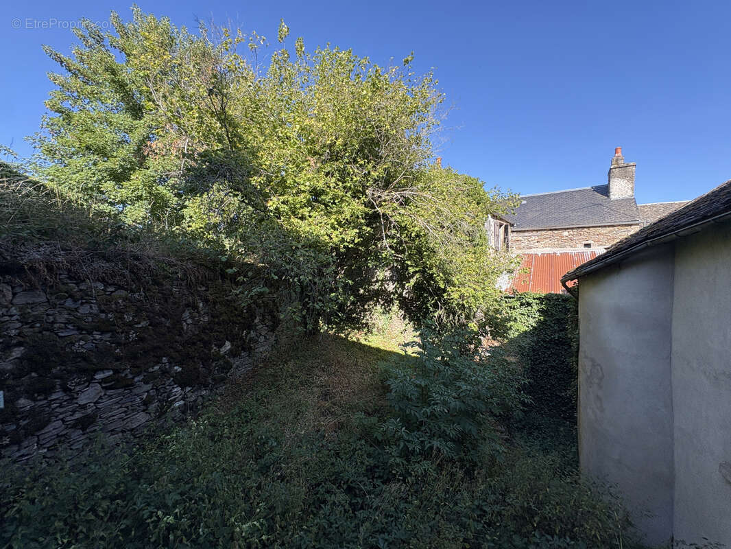 Ségur en Aveyron, Jolie maison au centre du village avec atelier/garage. - photo 5