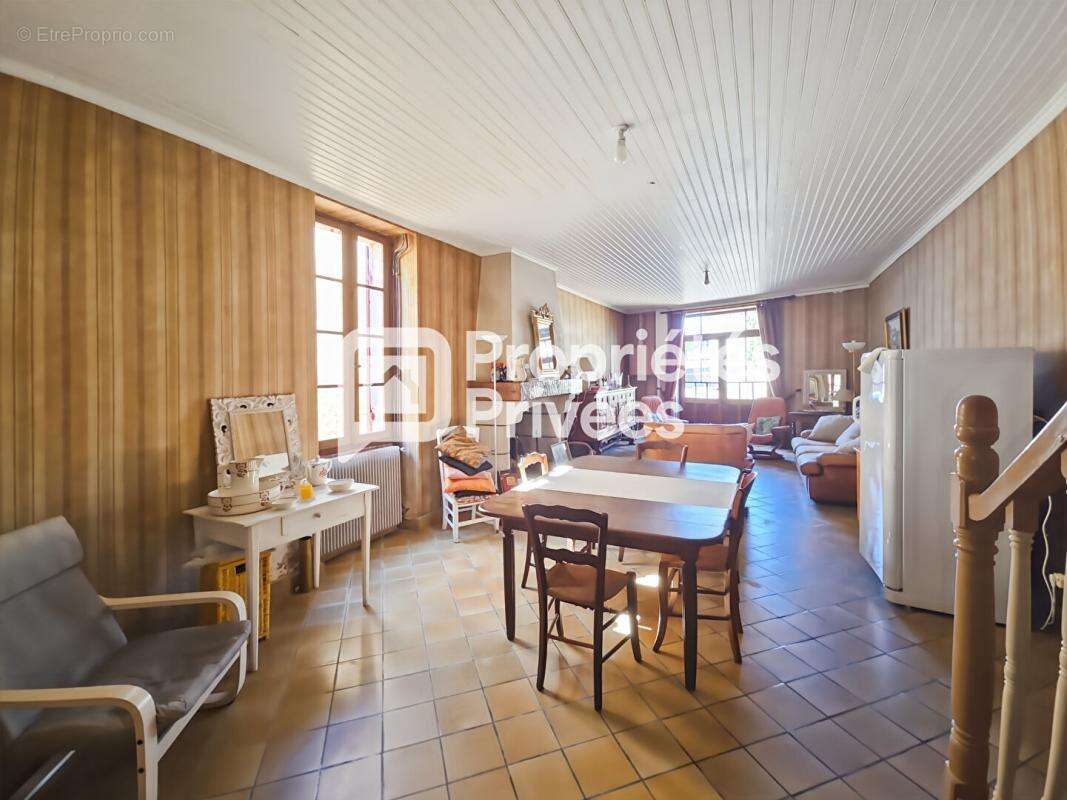 Grande maison en pierre à rénover avec jardin, dépendances et fort potentiel - photo 8