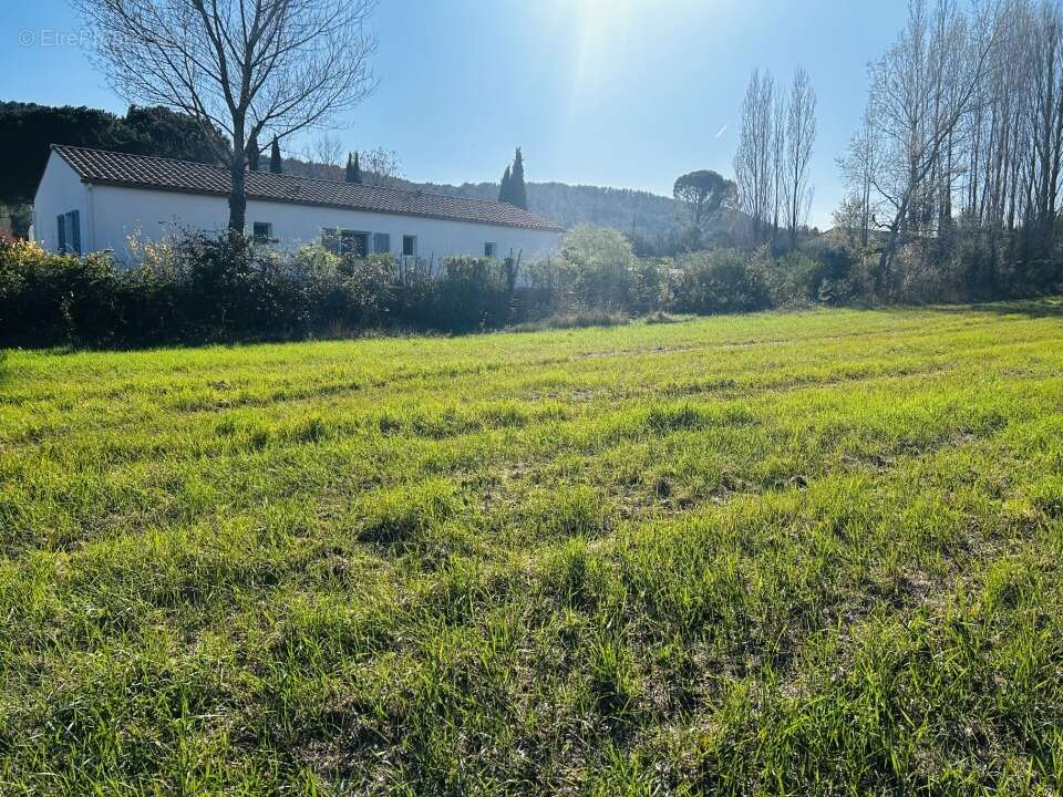 Terrain 860 m² à Salernes  - photo 2
