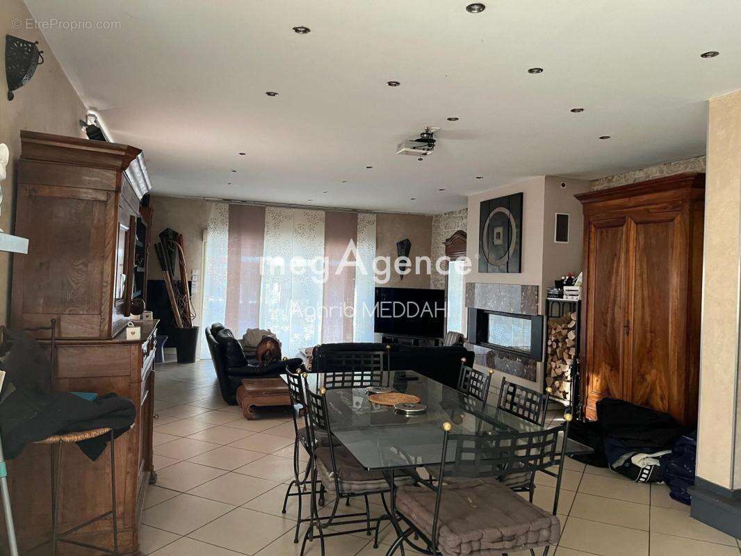 "À 10 minutes des plages de Royan, découvrez une authentique demeure de caractère offrant 6 chambres, piscine, studio indépendan - photo 7