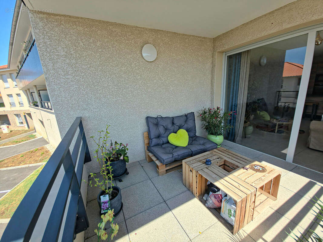 FRONTONAS CENTRE Superbe appartement avec terrasse et vue dégagée ! - photo 2