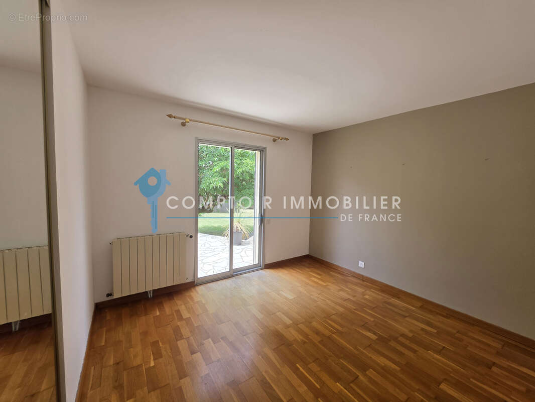 Dépt Hérault (34) -Aniane - À vendre - Villa T4/T5 avec terrasses, piscine, garage, sous-sol, parcelle de 1800 - photo 16